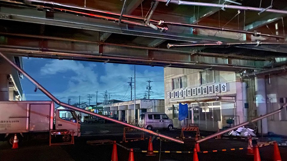 昨年の大型トラック衝突事故＝２０２５年７月、岐阜市茜部新所、市中央卸売市場