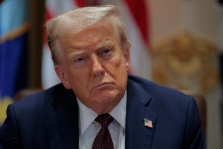 　閣議に出席したトランプ米大統領＝２６日、ワシントン（ゲッティ＝共同）