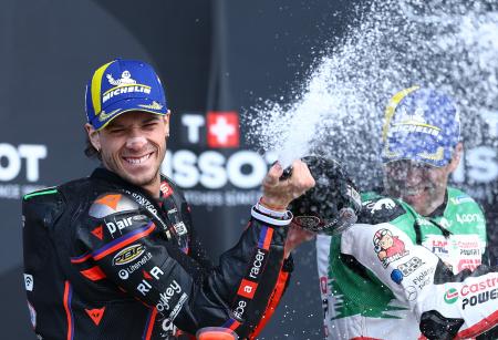 　英国ＧＰで今季初勝利を挙げ、シャンパンファイトを楽しむアプリリアのマルコ・ベゼッチ＝２５日、シルバーストーン（ロイター＝共同）