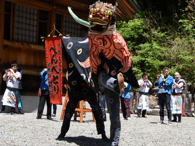 へんべとりを奉納する住民＝高山市奥飛騨温泉郷村上、村上神社