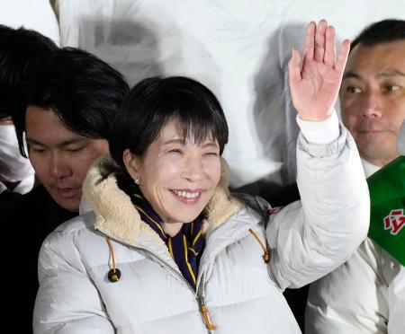 　衆院選の選挙戦最終日、「最後の訴え」で有権者に笑顔を見せる自民党総裁の高市首相＝７日、東京都世田谷区