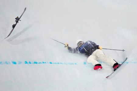 　女子ビッグエア予選　転倒する古賀結那＝リビーニョ（共同）