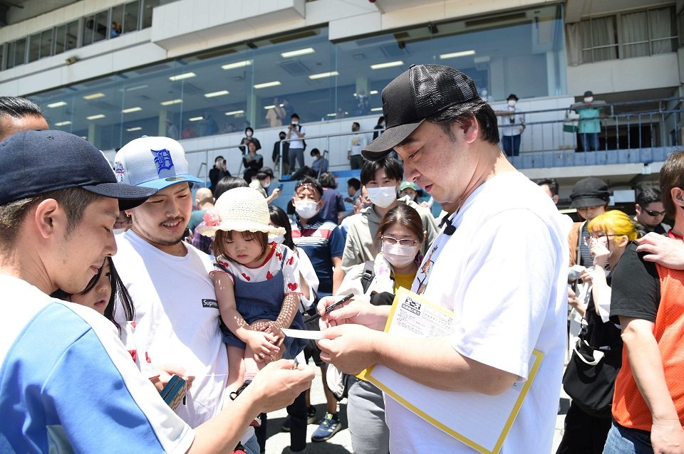 サインに応じる斉藤慎二さん＝羽島郡笠松町、笠松競馬場