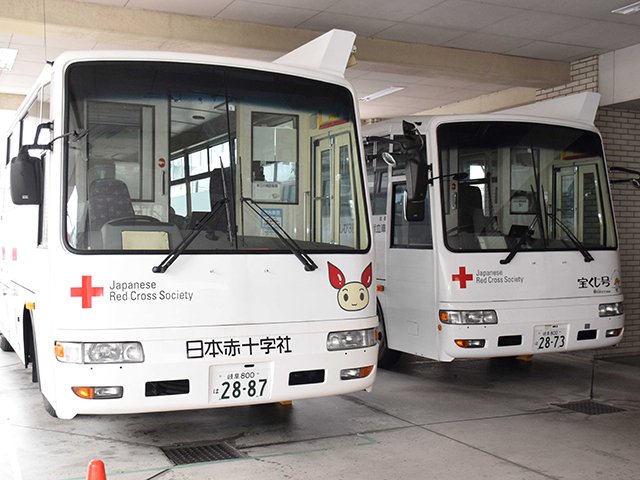 コロナ禍で団体献血が相次ぎ中止され、駐車されたままの献血バス＝同、県赤十字血液センター