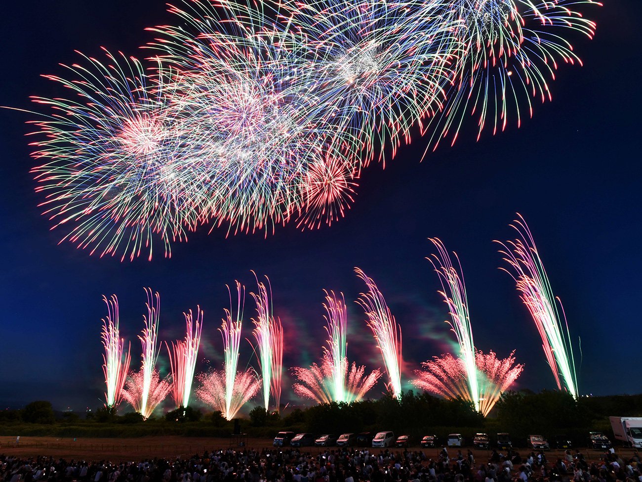 水都の夜空をカラフルに染めたワイドスターマイン＝２６日午後７時４２分、大垣市東町、揖斐川河畔（撮影・亀山大樹）