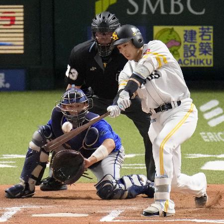 　６回ソフトバンク１死一、三塁、山本祐が左犠飛を放つ。捕手松尾＝みずほペイペイドーム