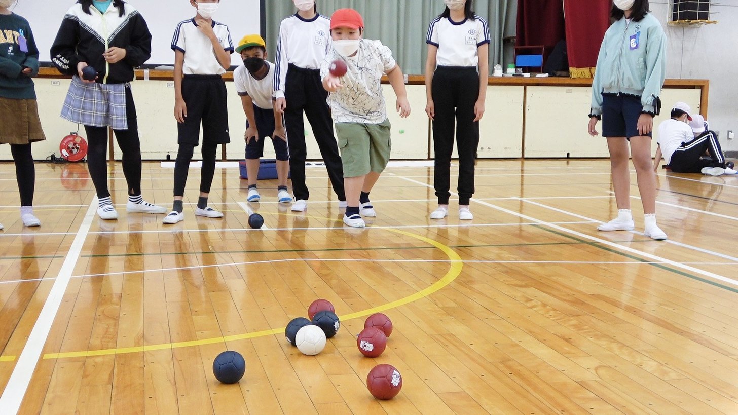 目標となるジャックボール目がけてボールを投げる児童＝岐阜市六条北、三里小学校