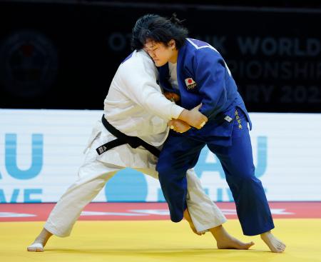 　女子７８キロ超級決勝　韓国の金荷倫（左）と対戦する新井万央＝ブダペスト（共同）