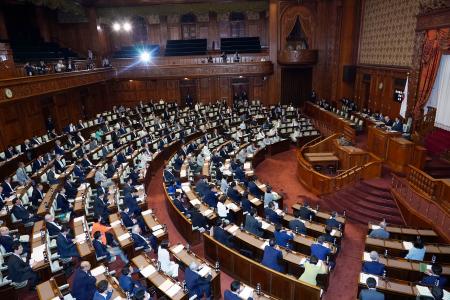 　日本学術会議を現行の「国の特別機関」から特殊法人に移行させる法案が可決、成立した参院本会議＝１１日午後