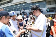 サインに応じる斉藤慎二さん＝羽島郡笠松町、笠松競馬場
