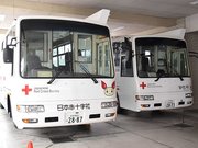 コロナ禍で団体献血が相次ぎ中止され、駐車されたままの献血バス＝同、県赤十字血液センター
