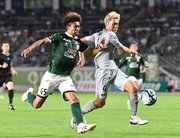ＦＣ岐阜×相模原＝前半、ボールを競り合うＦＣ岐阜のＦＷンドカ＝長良川競技場