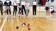 目標となるジャックボール目がけてボールを投げる児童＝岐阜市六条北、三里小学校