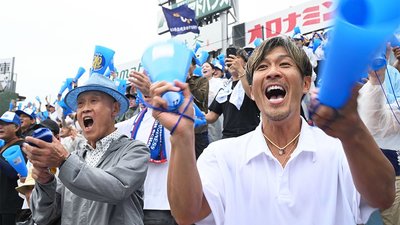 坂口路歩選手の適時打に歓声を上げる父の輝光さん（右）と祖父の清貴さん＝１１日午前１０時３３分、兵庫県西宮市、甲子園球場