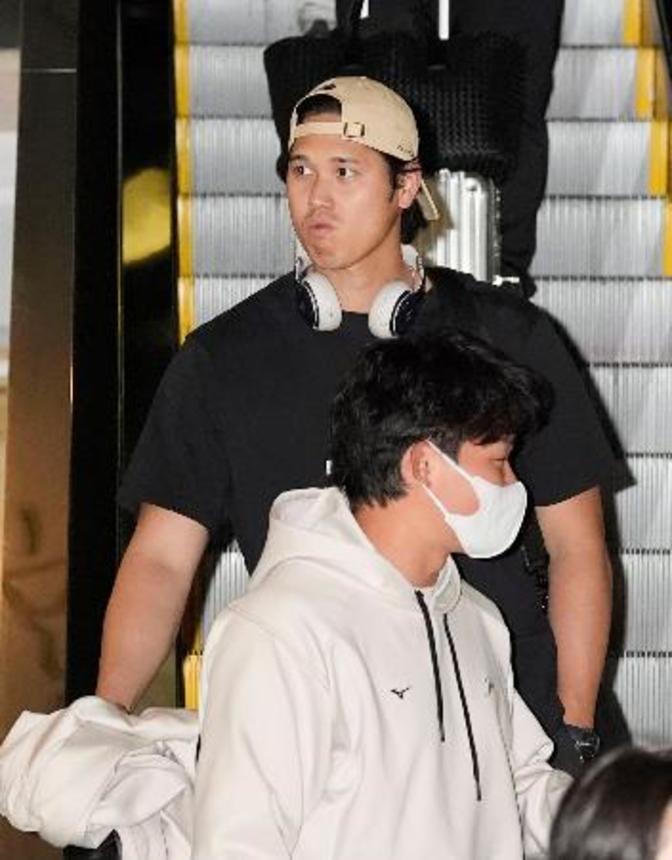 　米マイアミの空港に到着したＷＢＣ日本代表の大谷翔平（奥）＝１１日、マイアミ（共同）
