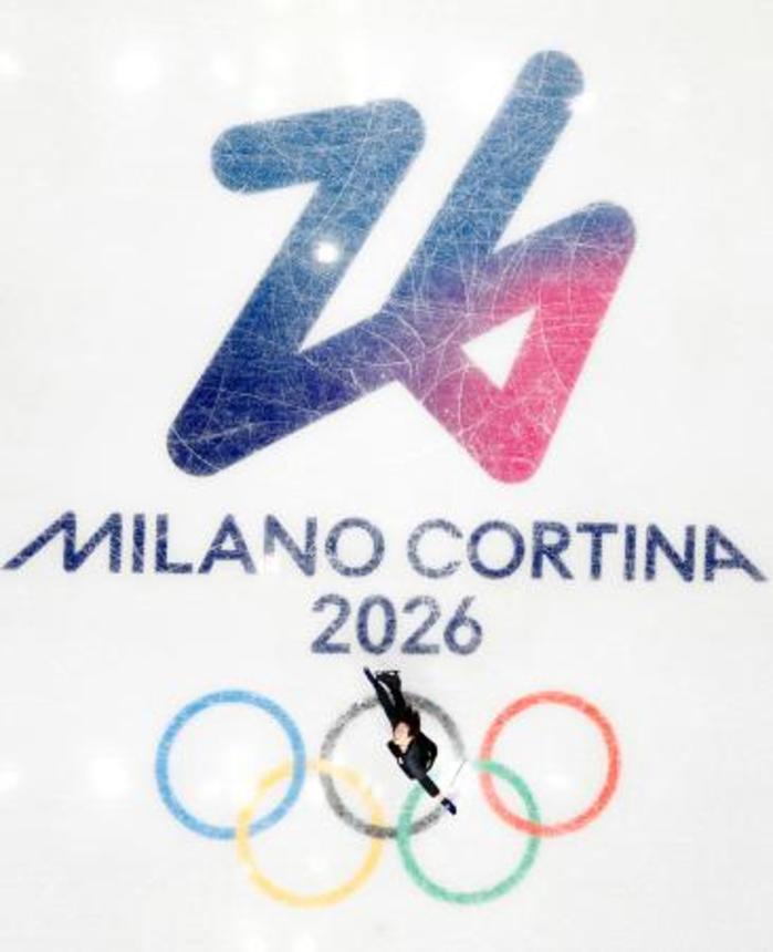 　公式練習で調整する鍵山優真＝ミラノ（共同）