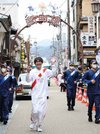 郡上市八幡町の町並みを走るランナー