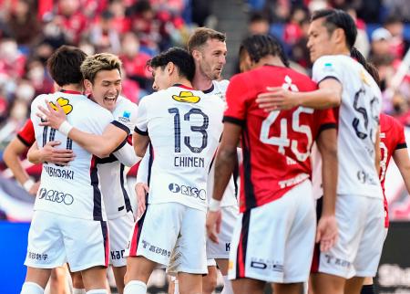 　浦和に逆転勝ちし、喜ぶチャブリッチ（中央）ら鹿島イレブン＝埼玉スタジアム