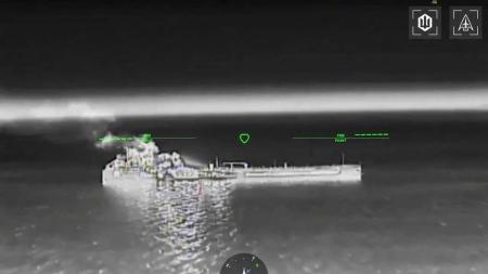　ウクライナ軍の攻撃を受けて煙を上げるタンカー（ウクライナ軍提供、ロイター＝共同）