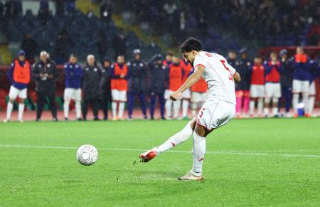 　ＰＫを放つチュニジアの選手＝３日（ロイター＝共同）