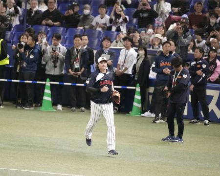 　ＷＢＣ日本代表と中日の壮行試合前、練習に向かう大谷翔平＝２７日、バンテリンドームナゴヤ