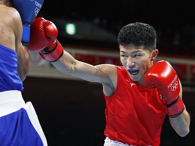 男子フライ級１回戦　３回、ベネズエラのヨエル・フィノルリバス（左）を攻める田中亮明＝両国国技館
