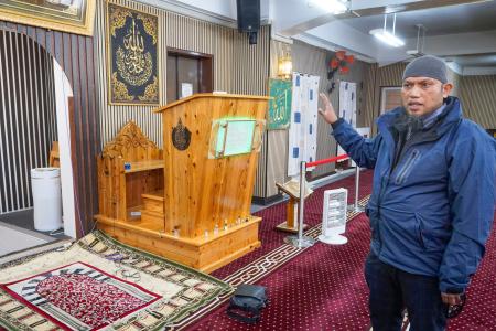 　モスクを案内する代表のヘリザル・アダルデイさん＝１月２０日、大阪市西成区