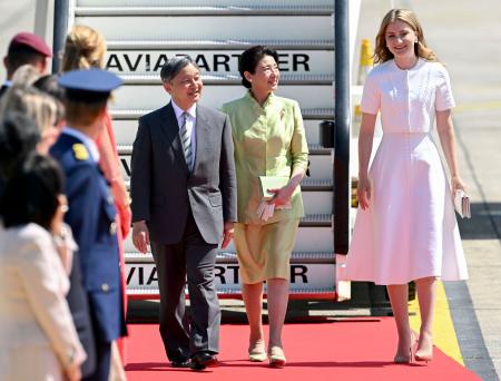 　メルスブルク軍用空港に到着し、ベルギーのエリザベート王女の出迎えを受けられる天皇、皇后両陛下＝２０日、ブリュッセル郊外（代表撮影・共同）