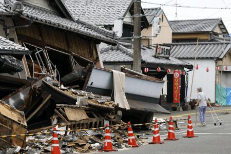 　地震で倒壊した熊本県氷川町の家屋＝８月