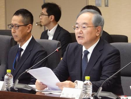 　研究会であいさつする公正取引委員会の茶谷栄治委員長（右）＝７日午前、東京・霞が関