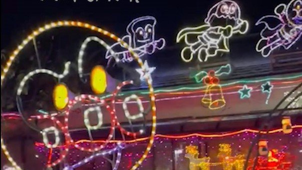 光る手作りアンパンマン＝各務原市前渡東町