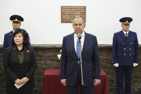 　昨年１１月、式典に出席したロシアのラブロフ外相（中央）と北朝鮮の崔善姫外相（左）＝モスクワ（ロシア外務省提供、ＡＰ＝共同）
