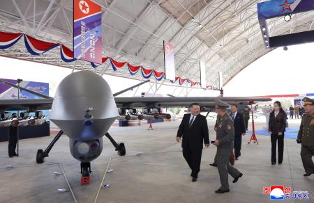 　無人機を視察する北朝鮮の金正恩朝鮮労働党総書記（左端）＝２９日（朝鮮中央通信＝共同）