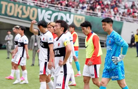 　東京Ｖに敗れ厳しい表情を見せる鹿島・ＧＫ早川（右端）＝味スタ