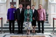 　タイの憲法裁判所が職務停止を命じたことを受けて話すペートンタン首相（中央）＝１日、バンコク（ロイター＝共同）