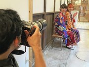 プロカメラマンが同行し撮影する「川原町フォトツアー」＝岐阜市湊町、長良川てしごと町家ＣＡＳＡ