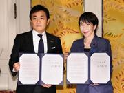 　国会内で会談し「年収の壁」引き上げを巡る合意書を手にする高市首相（右）と国民民主党の玉木代表＝１８日午後