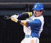 　８回日本ハム無死満塁、水野が右越えに２点二塁打を放つ＝エスコンフィールド