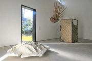 美術品を収蔵、公開するために新設した「蔵ミュージアム」＝いずれも不破郡関ケ原町関ケ原