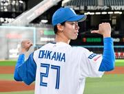 　日本ハムの新入団選手発表を終え、ポーズをとる大川慈英投手＝２４日、エスコンフィールド北海道