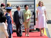 　メルスブルク軍用空港に到着し、ベルギーのエリザベート王女の出迎えを受けられる天皇、皇后両陛下＝２０日、ブリュッセル郊外（代表撮影・共同）