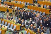 　イスラエルのネタニヤフ首相の演説を前に退席する各国の代表団＝２６日、ニューヨークの国連本部（共同）