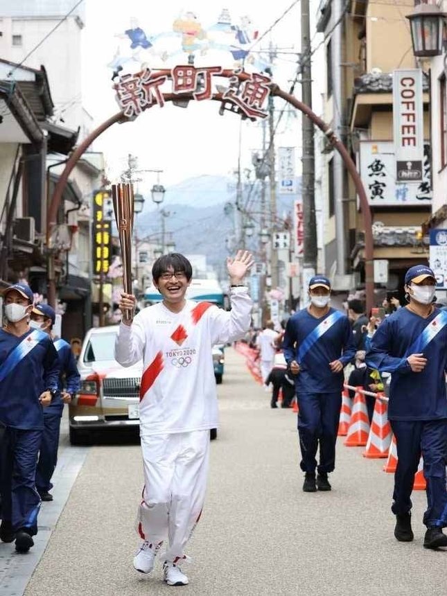 郡上市八幡町の町並みを走るランナー