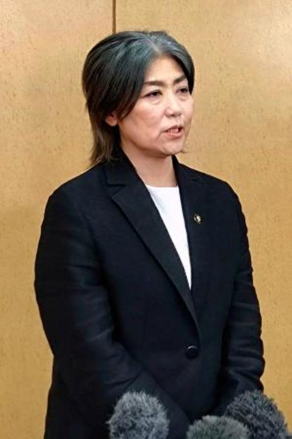 　記者団の取材に応じる静岡県伊東市の田久保真紀市長＝８日午後、伊東市