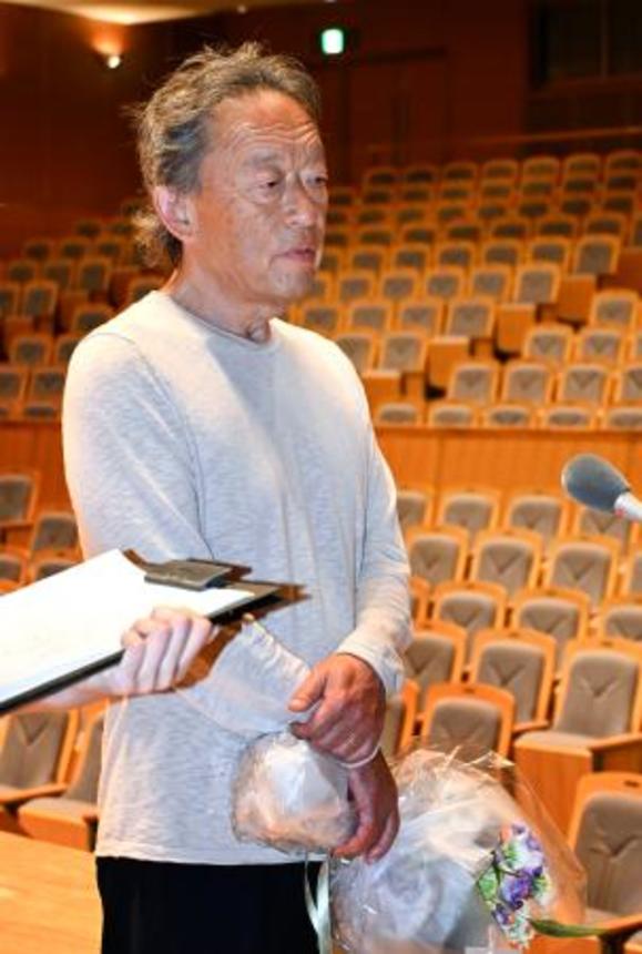 　報道陣の取材を受けるチョン・ミョンフン氏＝１３日午後、宮崎市