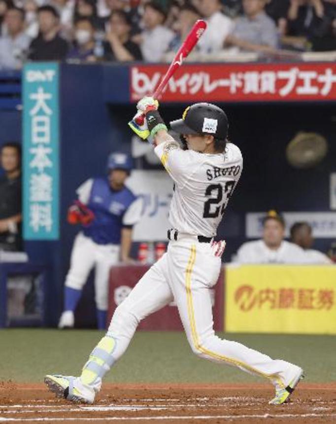 　２回全パ１死一、三塁、周東が右前に先制打を放つ＝京セラドーム