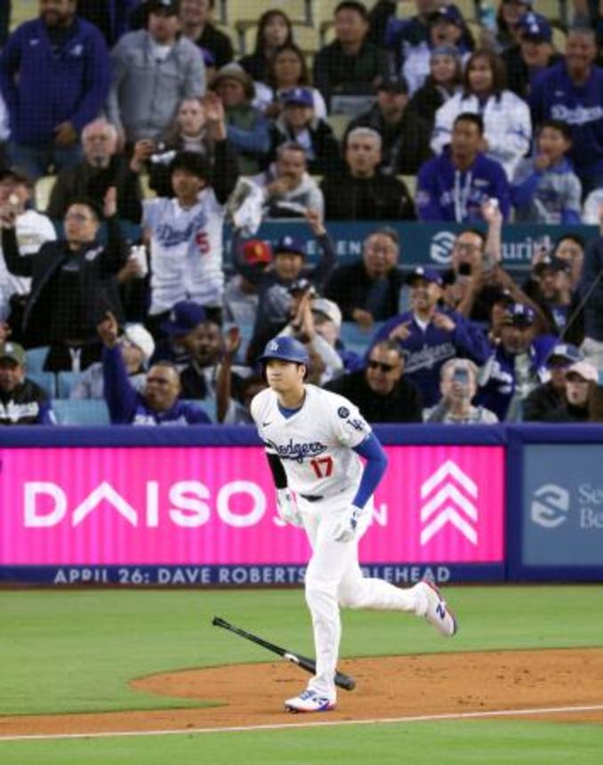 　本拠地ドジャースタジアムでプレーするドジャース・大谷。日本でおなじみの企業の広告が目につく＝４月、ロサンゼルス（共同）