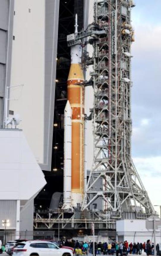 　ＮＡＳＡが公開した、宇宙船オリオンを搭載した巨大ロケット「ＳＬＳ」＝１７日、米フロリダ州のケネディ宇宙センター（共同）