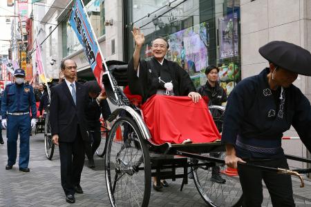 　「御名残道頓堀お練り」を行う片岡仁左衛門さん＝２９日午後、大阪・道頓堀