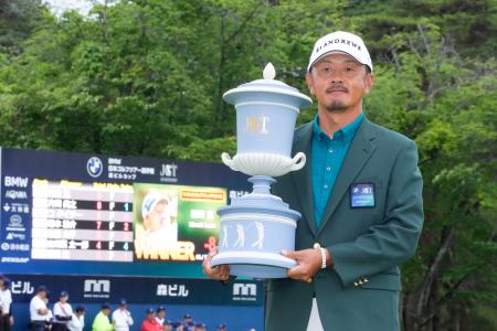 　プレーオフを制し、２年ぶり２度目の優勝を果たした岩田寛＝宍戸ヒルズＣＣ